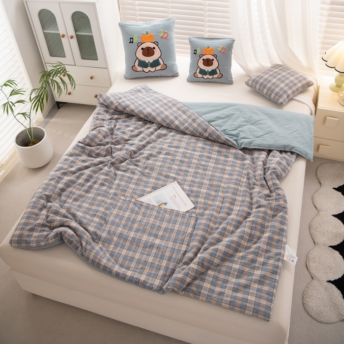 91家纺网 家纺一手货源 找家纺 吉利家居 2025新款全棉色织水洗抱枕被-卡皮巴拉 控价小号65 大号92 蓝芋格