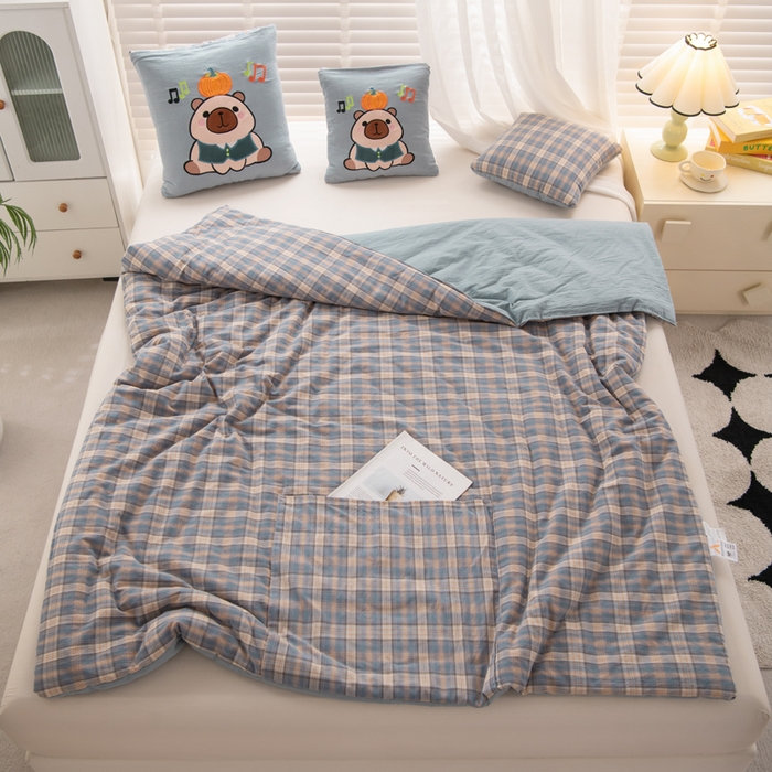 91家纺网 家纺一手货源 找家纺 吉利家居 2025新款全棉色织水洗抱枕被-卡皮巴拉 控价小号65 大号92 蓝芋格