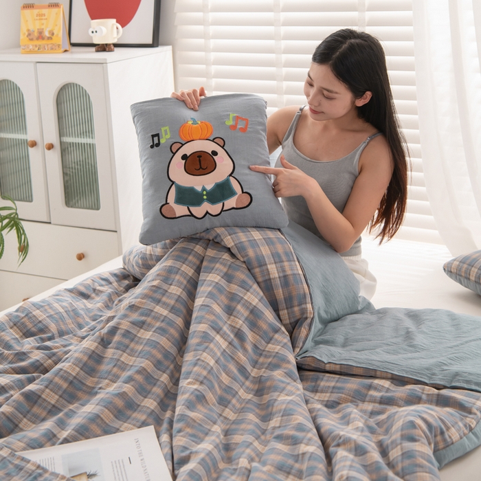 91家纺网 家纺一手货源 找家纺 吉利家居 2025新款全棉色织水洗抱枕被-卡皮巴拉 控价小号65 大号92 蓝芋格