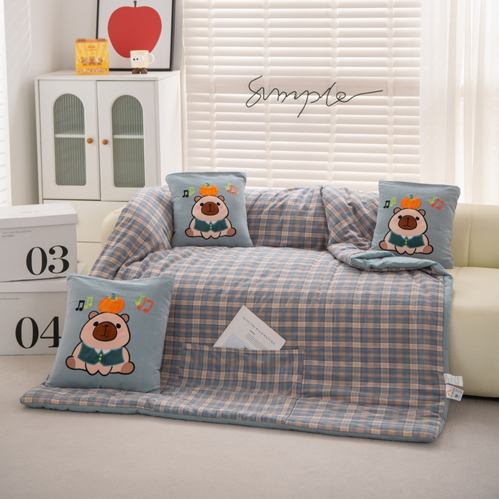 91家纺网 家纺一手货源 找家纺 吉利家居 2025新款全棉色织水洗抱枕被-卡皮巴拉 控价小号65 大号92 蓝芋格