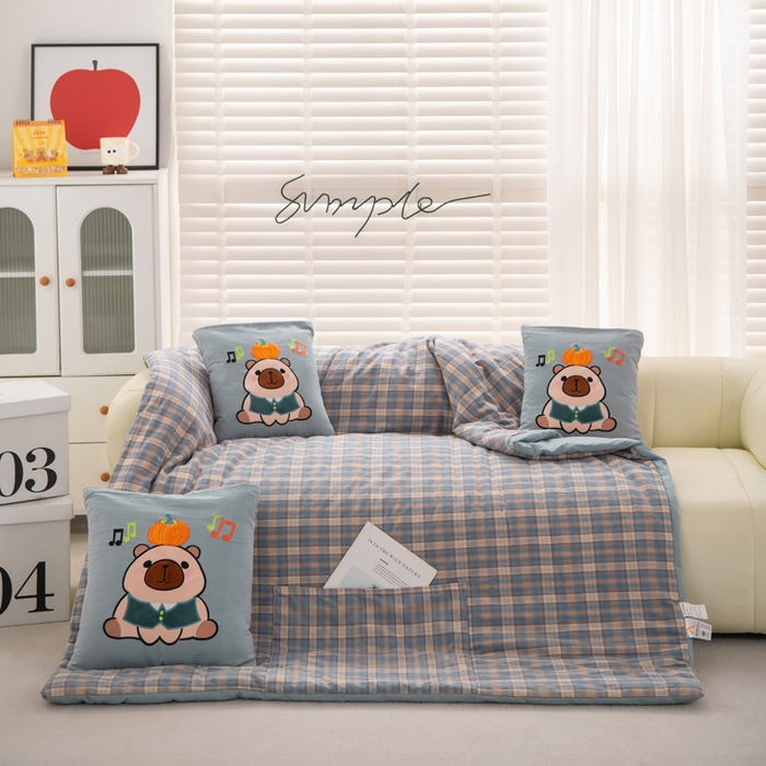 91家纺网 家纺一手货源 找家纺 吉利家居 2025新款全棉色织水洗抱枕被-卡皮巴拉 控价小号65 大号92 蓝芋格