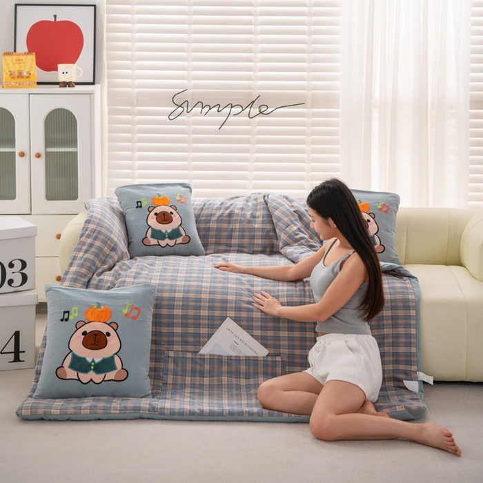 91家纺网 家纺一手货源 找家纺 吉利家居 2025新款全棉色织水洗抱枕被-卡皮巴拉 控价小号65 大号92 蓝芋格