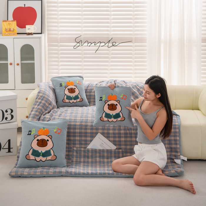 91家纺网 家纺一手货源 找家纺 吉利家居 2025新款全棉色织水洗抱枕被-卡皮巴拉 控价小号65 大号92 蓝芋格