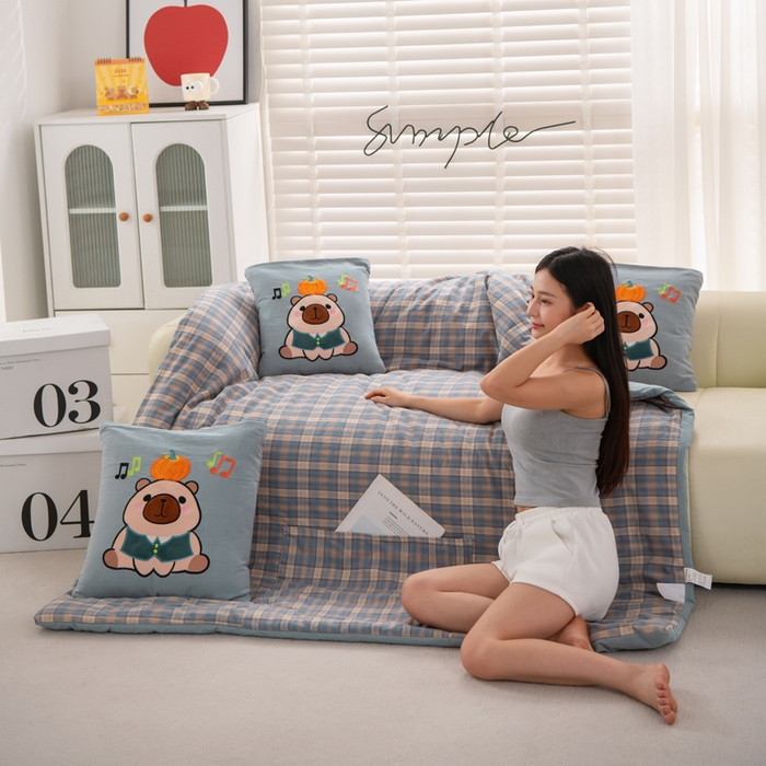 91家纺网 家纺一手货源 找家纺 吉利家居 2025新款全棉色织水洗抱枕被-卡皮巴拉 控价小号65 大号92 蓝芋格