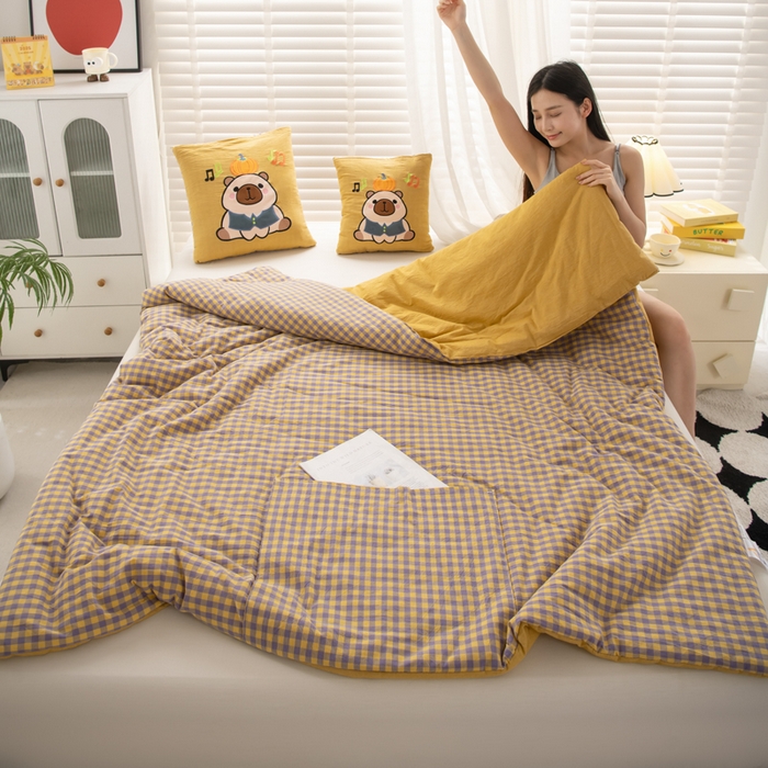 91家纺网 家纺一手货源 找家纺 吉利家居 2025新款全棉色织水洗抱枕被-卡皮巴拉 控价小号65 大号92 芝士黄