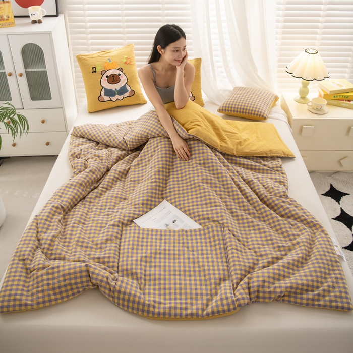 91家纺网 家纺一手货源 找家纺 吉利家居 2025新款全棉色织水洗抱枕被-卡皮巴拉 控价小号65 大号92 芝士黄