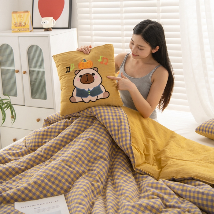 91家纺网 家纺一手货源 找家纺 吉利家居 2025新款全棉色织水洗抱枕被-卡皮巴拉 控价小号65 大号92 芝士黄