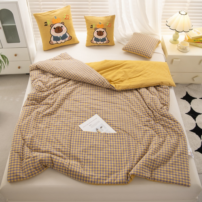 91家纺网 家纺一手货源 找家纺 吉利家居 2025新款全棉色织水洗抱枕被-卡皮巴拉 控价小号65 大号92 芝士黄