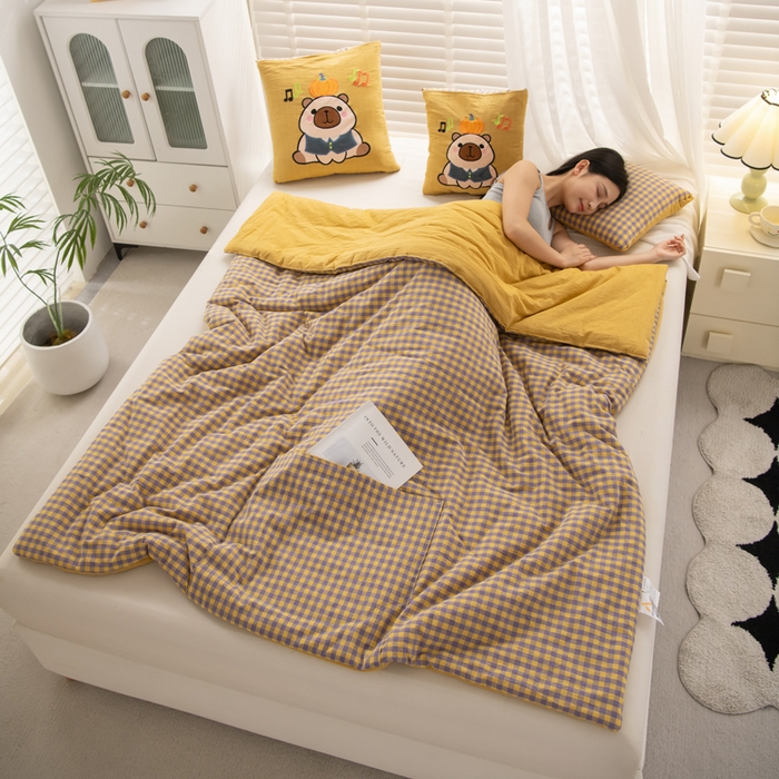 91家纺网 家纺一手货源 找家纺 吉利家居 2025新款全棉色织水洗抱枕被-卡皮巴拉 控价小号65 大号92 芝士黄