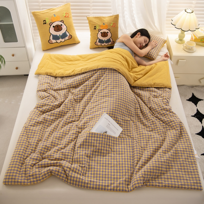 91家纺网 家纺一手货源 找家纺 吉利家居 2025新款全棉色织水洗抱枕被-卡皮巴拉 控价小号65 大号92 芝士黄