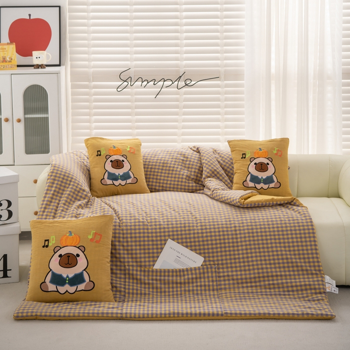 91家纺网 家纺一手货源 找家纺 吉利家居 2025新款全棉色织水洗抱枕被-卡皮巴拉 控价小号65 大号92 芝士黄