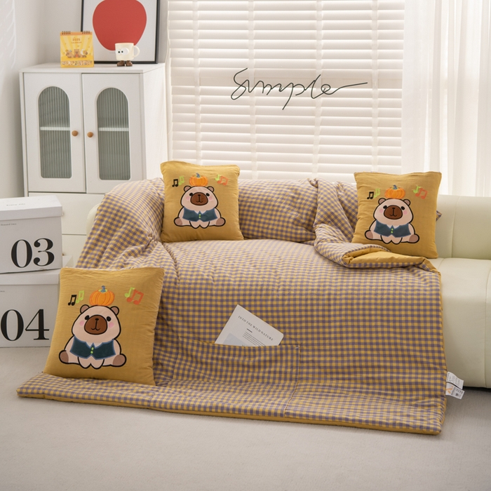 91家纺网 家纺一手货源 找家纺 吉利家居 2025新款全棉色织水洗抱枕被-卡皮巴拉 控价小号65 大号92 芝士黄