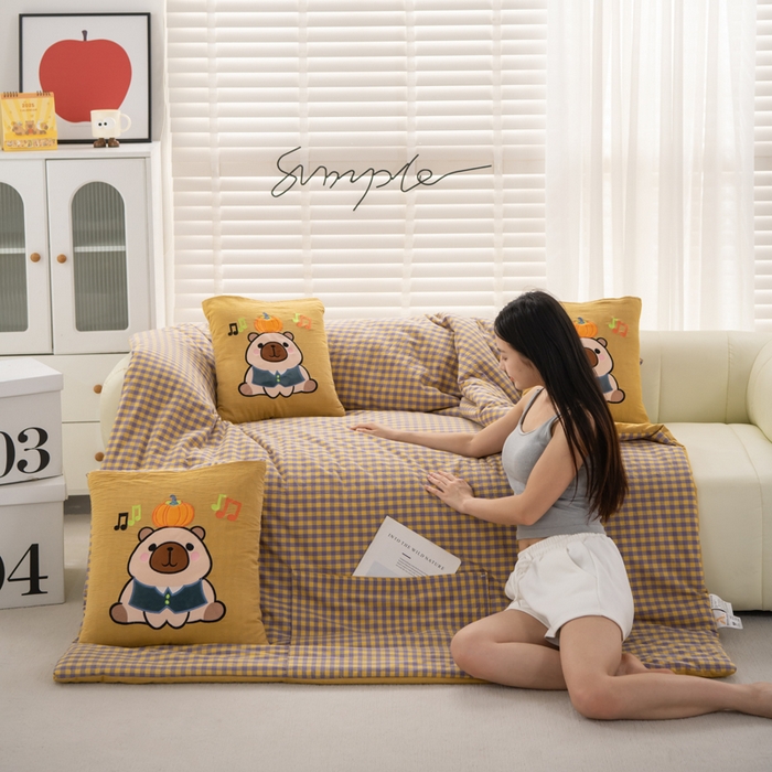 91家纺网 家纺一手货源 找家纺 吉利家居 2025新款全棉色织水洗抱枕被-卡皮巴拉 控价小号65 大号92 芝士黄