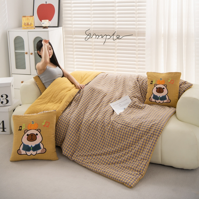 91家纺网 家纺一手货源 找家纺 吉利家居 2025新款全棉色织水洗抱枕被-卡皮巴拉 控价小号65 大号92 芝士黄