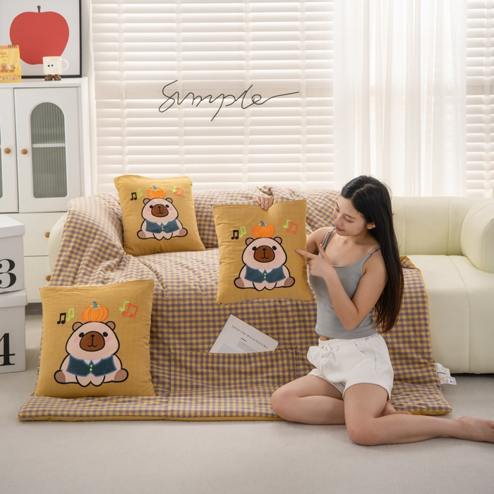 91家纺网 家纺一手货源 找家纺 吉利家居 2025新款全棉色织水洗抱枕被-卡皮巴拉 控价小号65 大号92 芝士黄