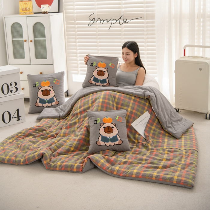 吉利家居 2025新款全棉色织水洗抱枕被-卡皮巴拉 控价小号65 大号92 初恋格