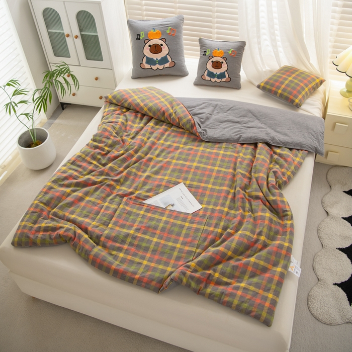 91家纺网 家纺一手货源 找家纺 吉利家居 2025新款全棉色织水洗抱枕被-卡皮巴拉 控价小号65 大号92 初恋格