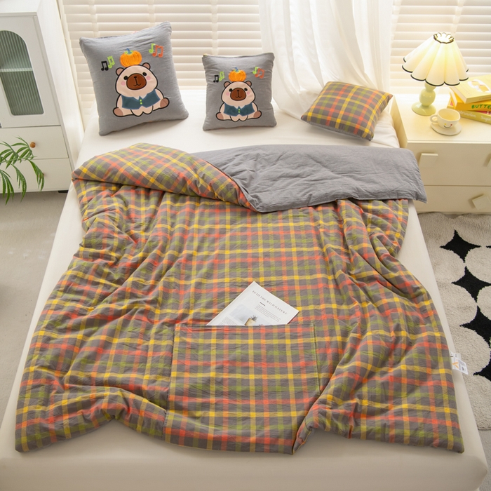 91家纺网 家纺一手货源 找家纺 吉利家居 2025新款全棉色织水洗抱枕被-卡皮巴拉 控价小号65 大号92 初恋格