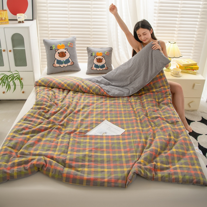 91家纺网 家纺一手货源 找家纺 吉利家居 2025新款全棉色织水洗抱枕被-卡皮巴拉 控价小号65 大号92 初恋格