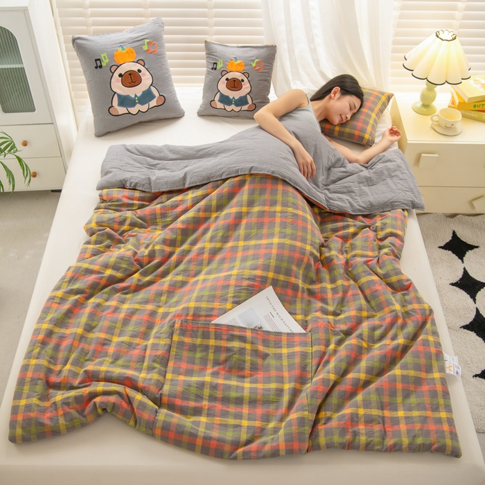 91家纺网 家纺一手货源 找家纺 吉利家居 2025新款全棉色织水洗抱枕被-卡皮巴拉 控价小号65 大号92 初恋格