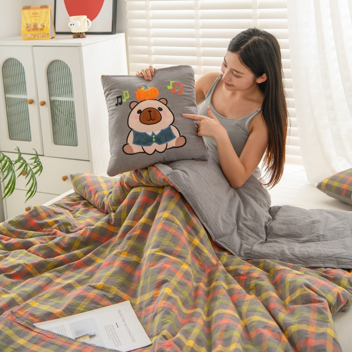 91家纺网 家纺一手货源 找家纺 吉利家居 2025新款全棉色织水洗抱枕被-卡皮巴拉 控价小号65 大号92 初恋格