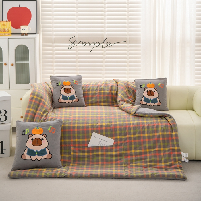 91家纺网 家纺一手货源 找家纺 吉利家居 2025新款全棉色织水洗抱枕被-卡皮巴拉 控价小号65 大号92 初恋格