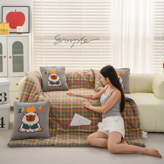 91家纺网 家纺一手货源 找家纺 吉利家居 2025新款全棉色织水洗抱枕被-卡皮巴拉 控价小号65 大号92 初恋格