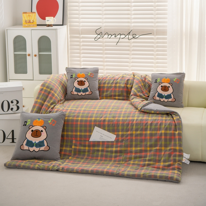 91家纺网 家纺一手货源 找家纺 吉利家居 2025新款全棉色织水洗抱枕被-卡皮巴拉 控价小号65 大号92 初恋格