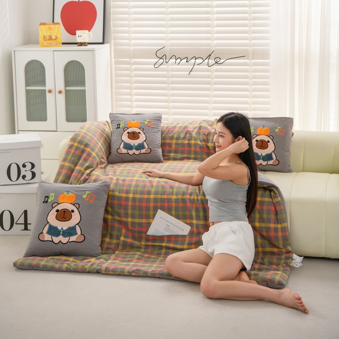 91家纺网 家纺一手货源 找家纺 吉利家居 2025新款全棉色织水洗抱枕被-卡皮巴拉 控价小号65 大号92 初恋格