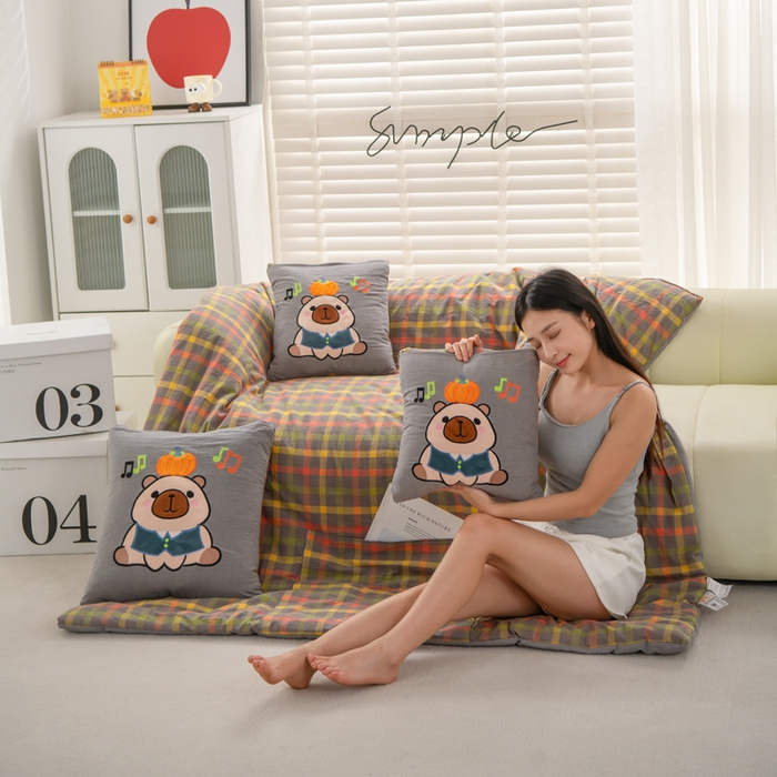 91家纺网 家纺一手货源 找家纺 吉利家居 2025新款全棉色织水洗抱枕被-卡皮巴拉 控价小号65 大号92 初恋格