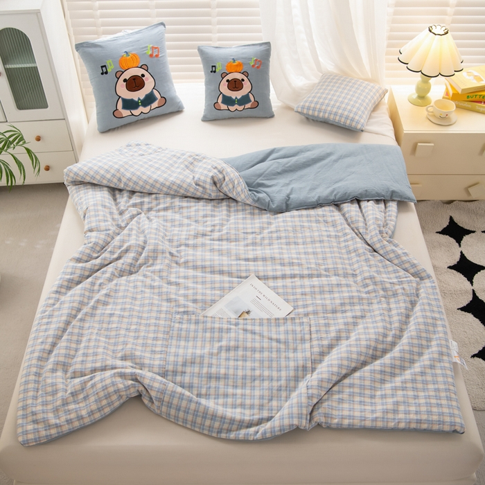 91家纺网 家纺一手货源 找家纺 吉利家居 2025新款全棉色织水洗抱枕被-卡皮巴拉 控价小号65 大号92 洛可蓝