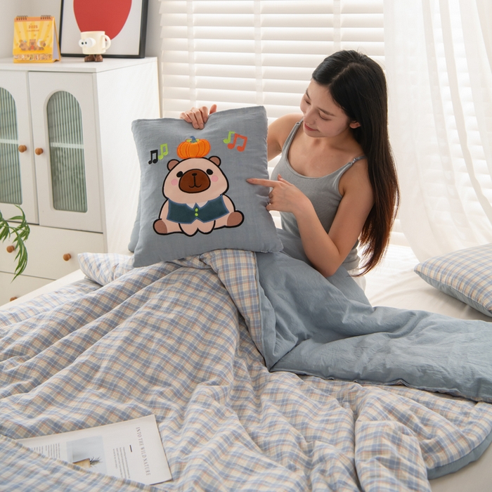 91家纺网 家纺一手货源 找家纺 吉利家居 2025新款全棉色织水洗抱枕被-卡皮巴拉 控价小号65 大号92 洛可蓝