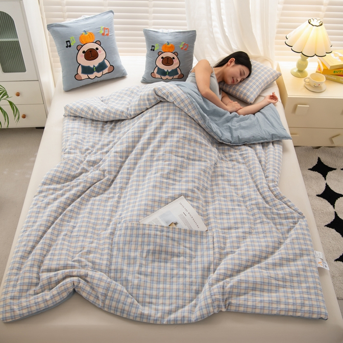 91家纺网 家纺一手货源 找家纺 吉利家居 2025新款全棉色织水洗抱枕被-卡皮巴拉 控价小号65 大号92 洛可蓝