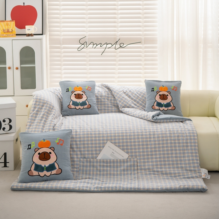 91家纺网 家纺一手货源 找家纺 吉利家居 2025新款全棉色织水洗抱枕被-卡皮巴拉 控价小号65 大号92 洛可蓝