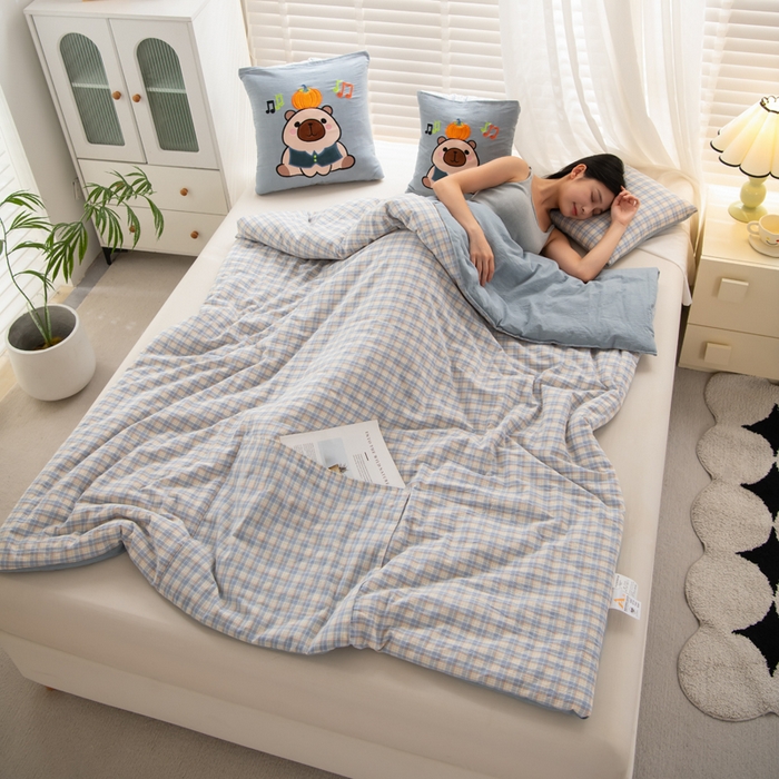 91家纺网 家纺一手货源 找家纺 吉利家居 2025新款全棉色织水洗抱枕被-卡皮巴拉 控价小号65 大号92 洛可蓝