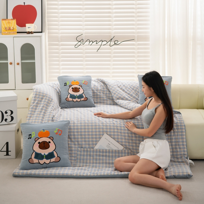 91家纺网 家纺一手货源 找家纺 吉利家居 2025新款全棉色织水洗抱枕被-卡皮巴拉 控价小号65 大号92 洛可蓝