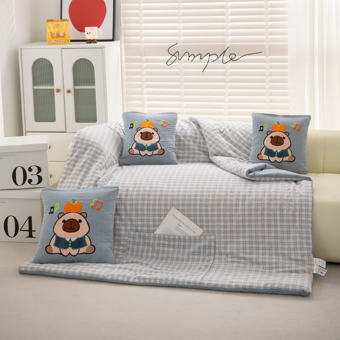 91家纺网 家纺一手货源 找家纺 吉利家居 2025新款全棉色织水洗抱枕被-卡皮巴拉 控价小号65 大号92 洛可蓝