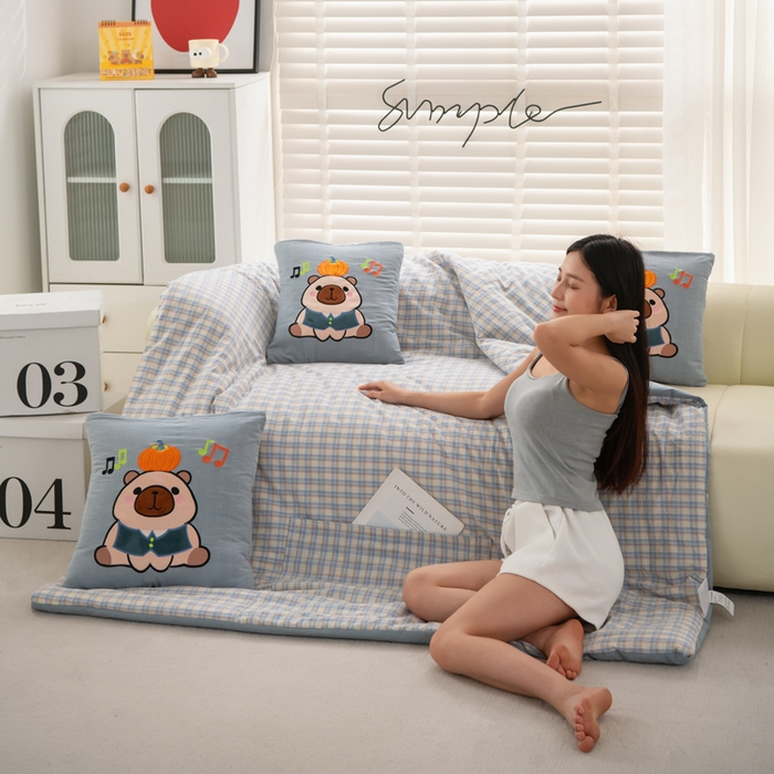 91家纺网 家纺一手货源 找家纺 吉利家居 2025新款全棉色织水洗抱枕被-卡皮巴拉 控价小号65 大号92 洛可蓝