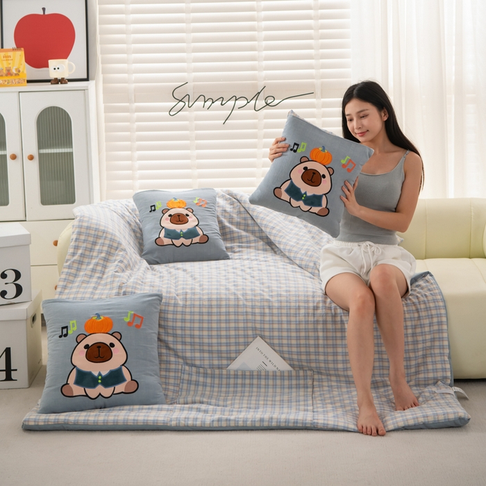 91家纺网 家纺一手货源 找家纺 吉利家居 2025新款全棉色织水洗抱枕被-卡皮巴拉 控价小号65 大号92 洛可蓝