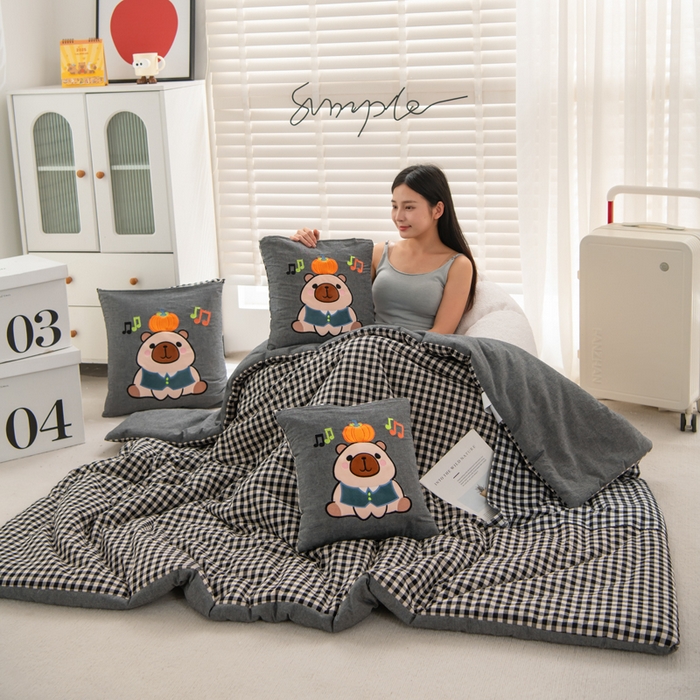 吉利家居 2025新款全棉色织水洗抱枕被-卡皮巴拉 控价小号65 大号92 小黑格