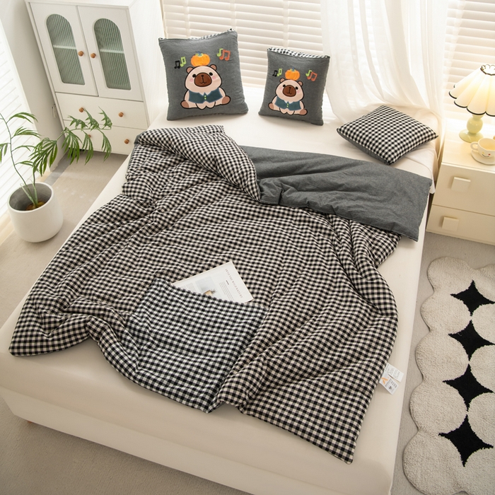 91家纺网 家纺一手货源 找家纺 吉利家居 2025新款全棉色织水洗抱枕被-卡皮巴拉 控价小号65 大号92 小黑格