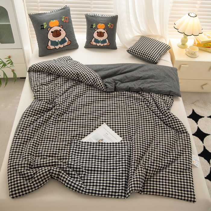 91家纺网 家纺一手货源 找家纺 吉利家居 2025新款全棉色织水洗抱枕被-卡皮巴拉 控价小号65 大号92 小黑格