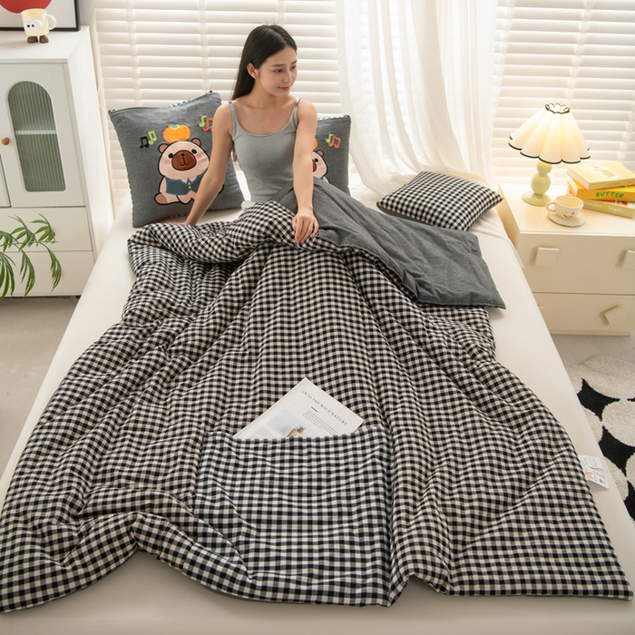 91家纺网 家纺一手货源 找家纺 吉利家居 2025新款全棉色织水洗抱枕被-卡皮巴拉 控价小号65 大号92 小黑格