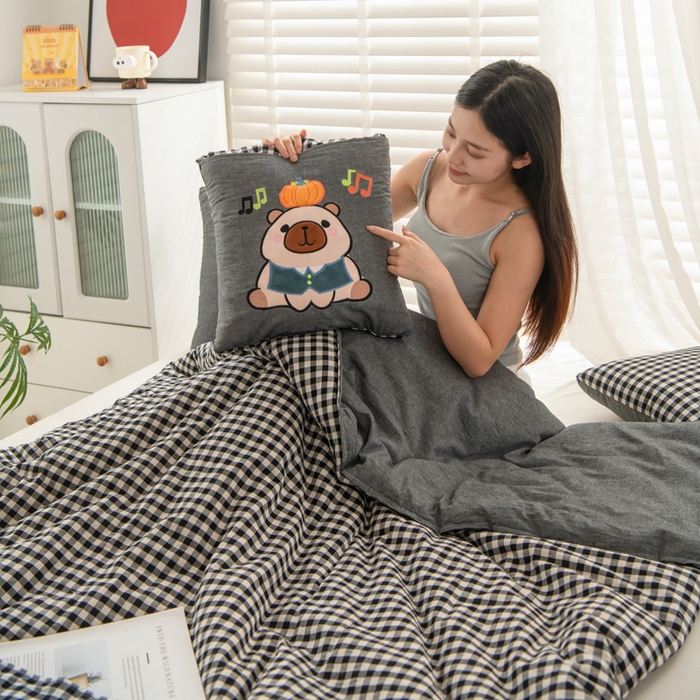 91家纺网 家纺一手货源 找家纺 吉利家居 2025新款全棉色织水洗抱枕被-卡皮巴拉 控价小号65 大号92 小黑格