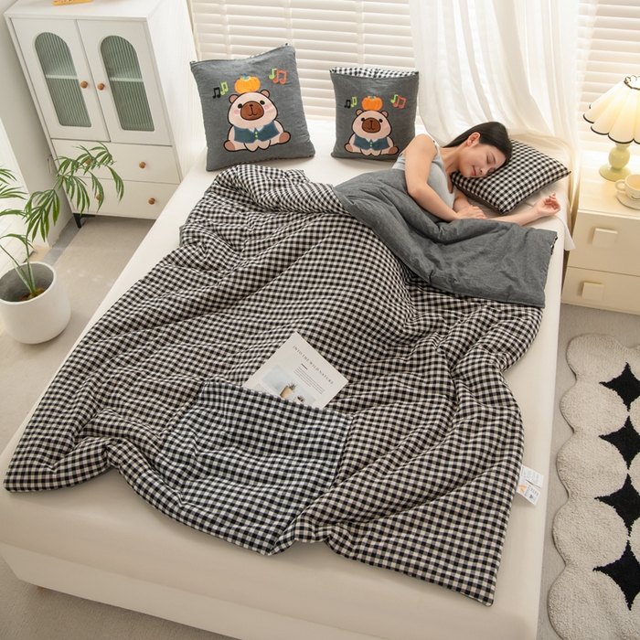 91家纺网 家纺一手货源 找家纺 吉利家居 2025新款全棉色织水洗抱枕被-卡皮巴拉 控价小号65 大号92 小黑格