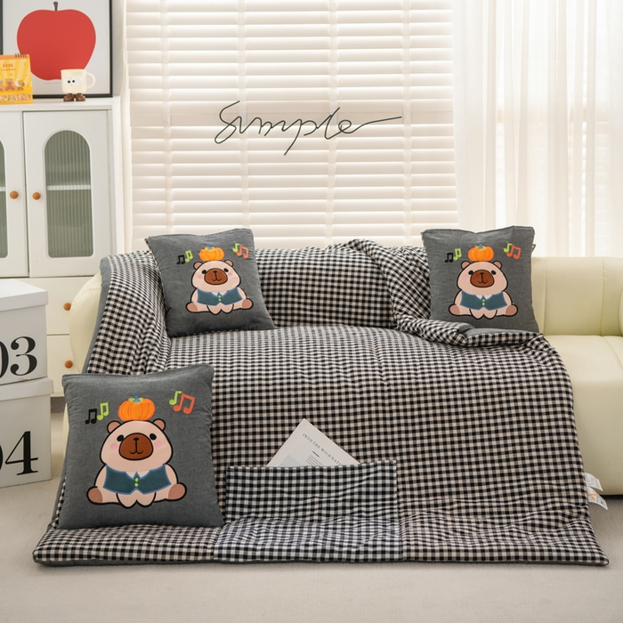 91家纺网 家纺一手货源 找家纺 吉利家居 2025新款全棉色织水洗抱枕被-卡皮巴拉 控价小号65 大号92 小黑格