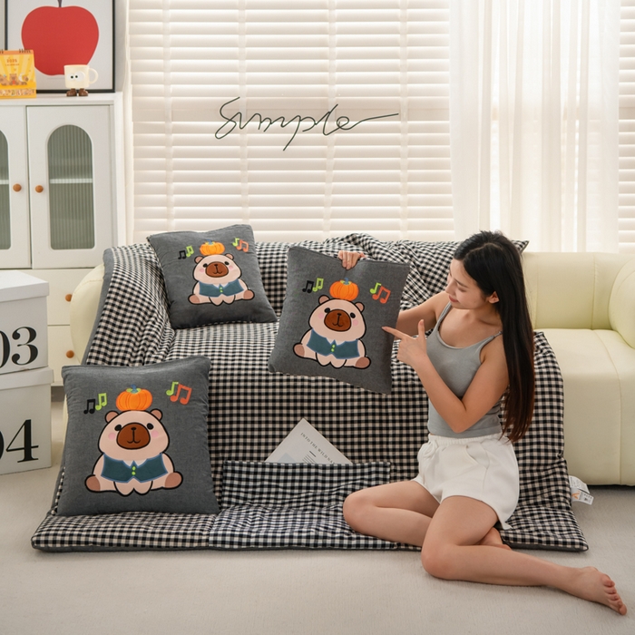 91家纺网 家纺一手货源 找家纺 吉利家居 2025新款全棉色织水洗抱枕被-卡皮巴拉 控价小号65 大号92 小黑格