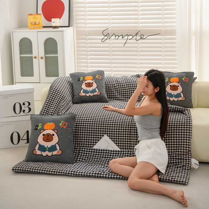 91家纺网 家纺一手货源 找家纺 吉利家居 2025新款全棉色织水洗抱枕被-卡皮巴拉 控价小号65 大号92 小黑格