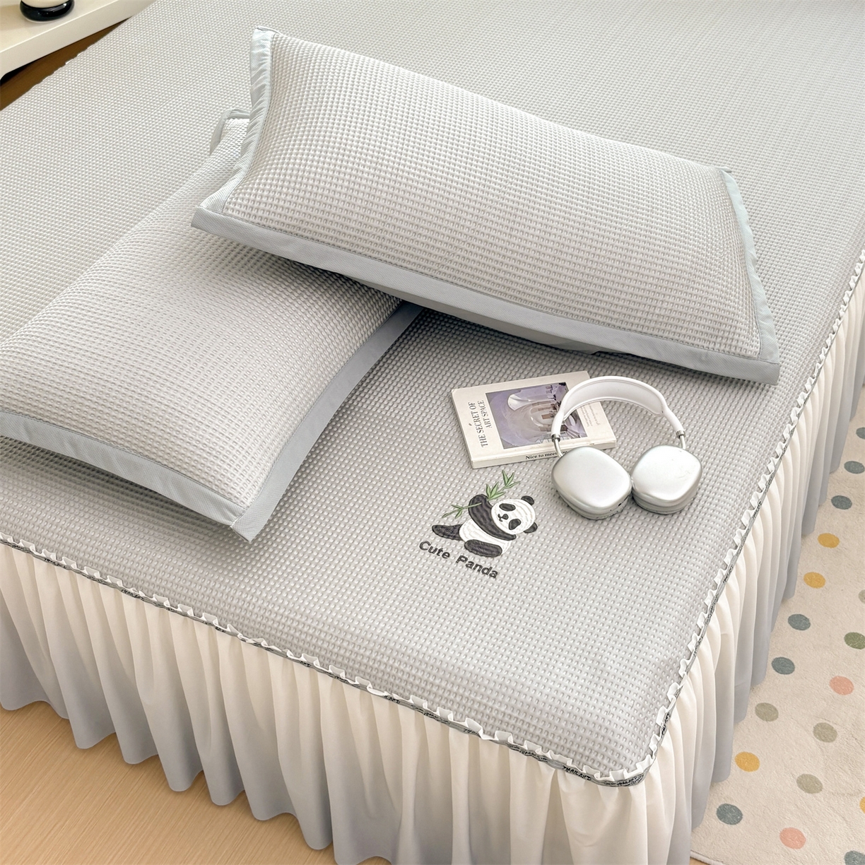 91家纺网 家纺一手货源 找家纺 宜派家纺 2025新款高分子凉感丝床裙凉席三件套系列 可爱熊-灰 床裙款