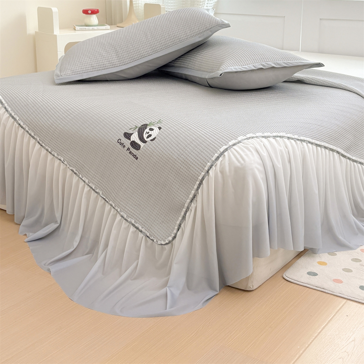 91家纺网 家纺一手货源 找家纺 宜派家纺 2025新款高分子凉感丝床裙凉席三件套系列 可爱熊-灰 床裙款